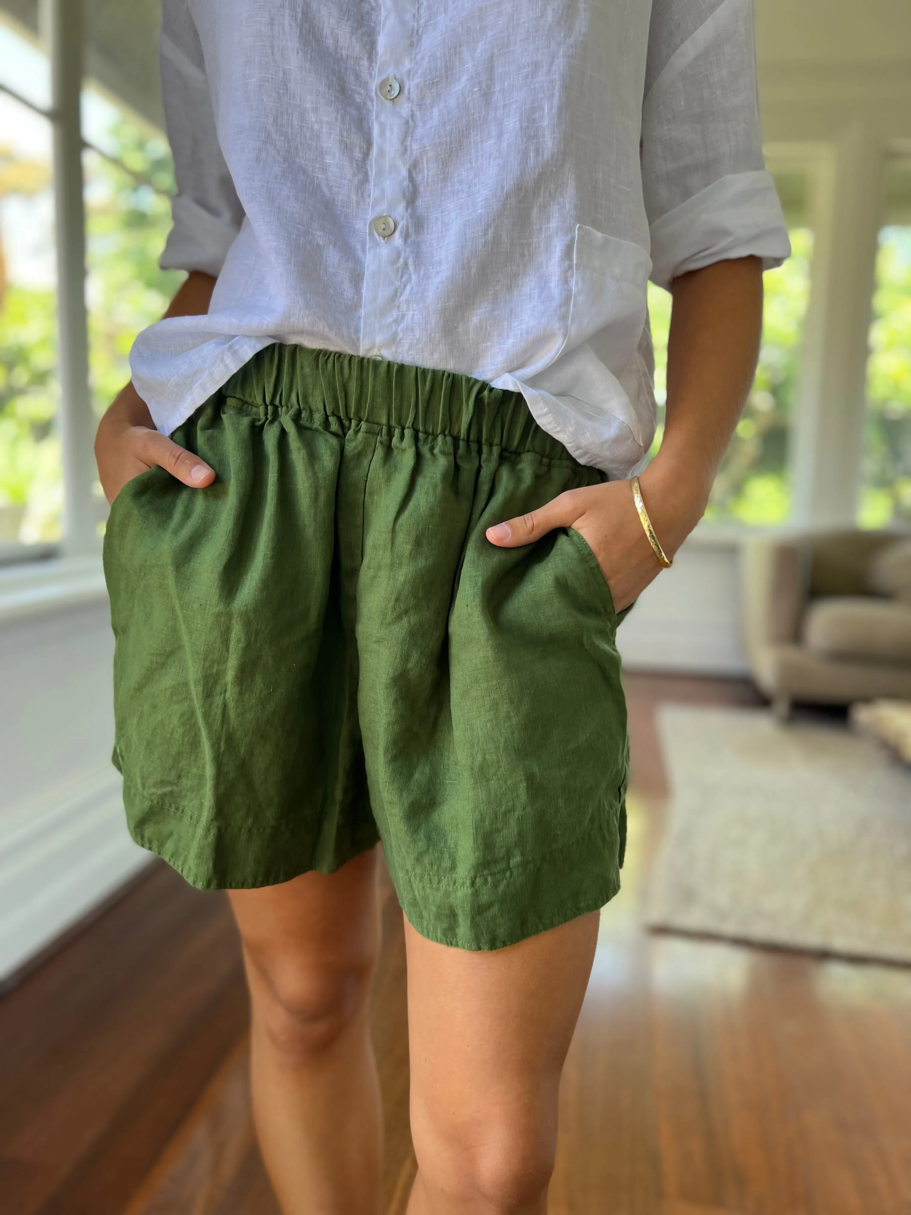 abbey short - moss linen