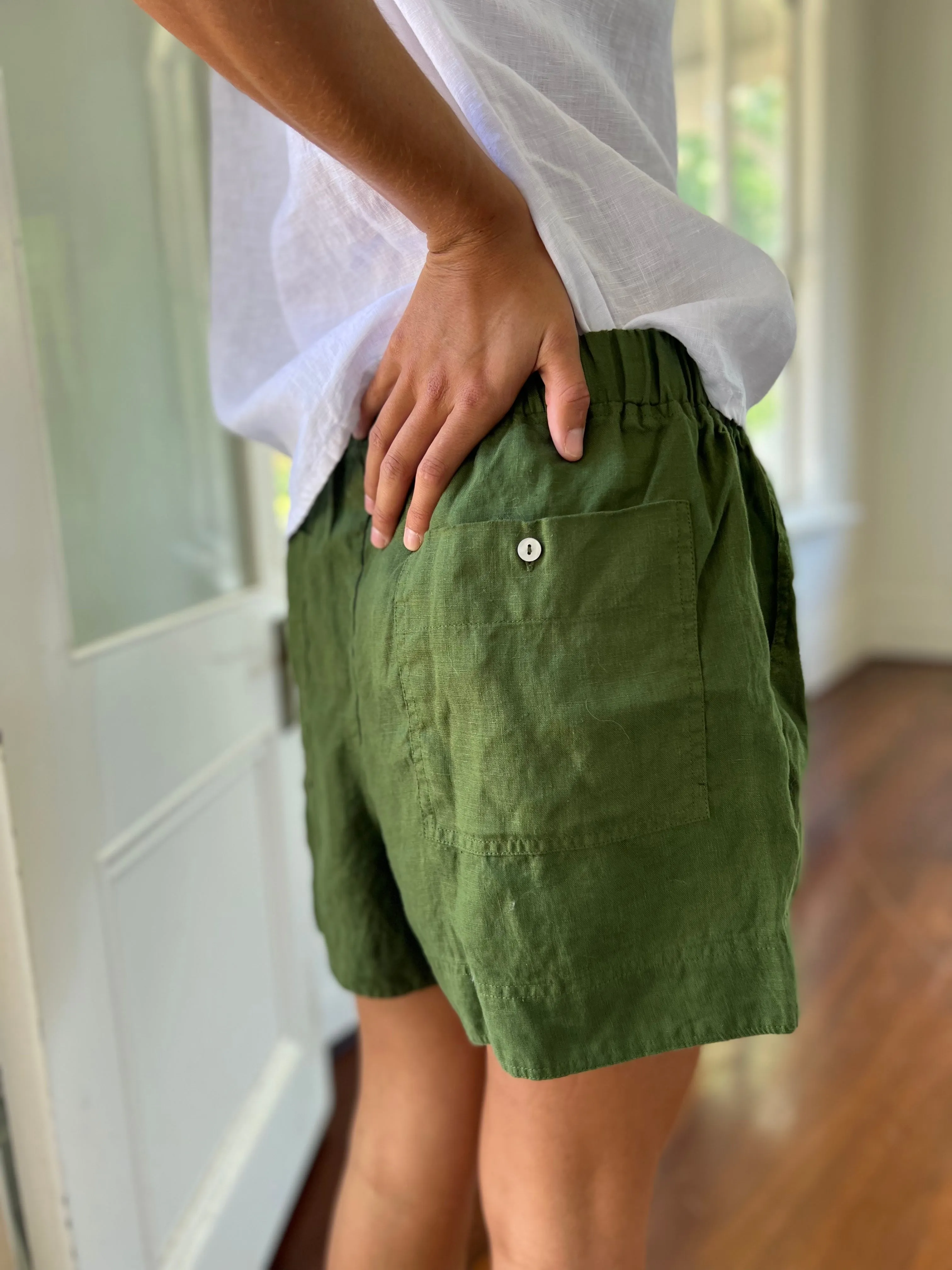 abbey short - moss linen
