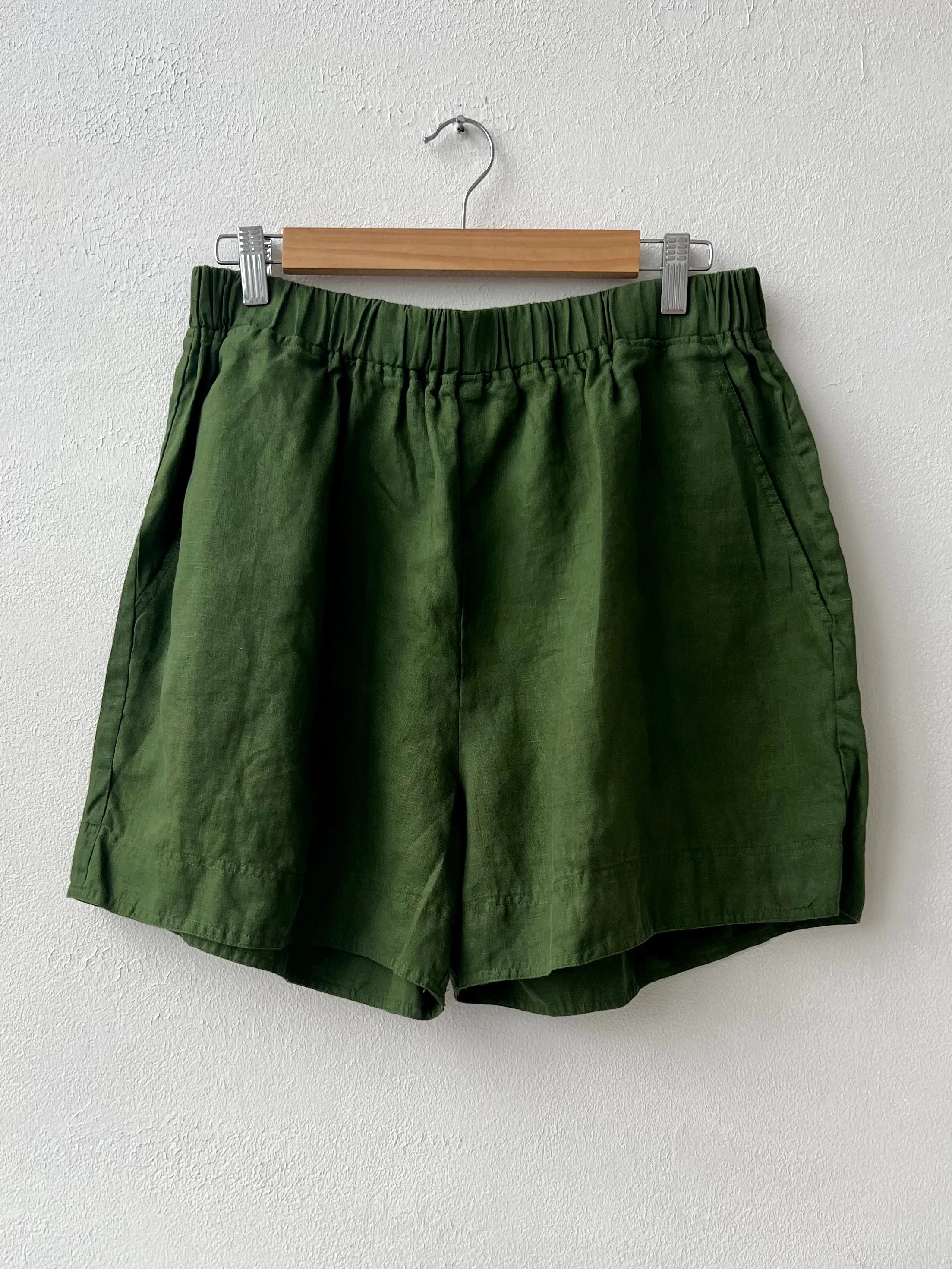 abbey short - moss linen
