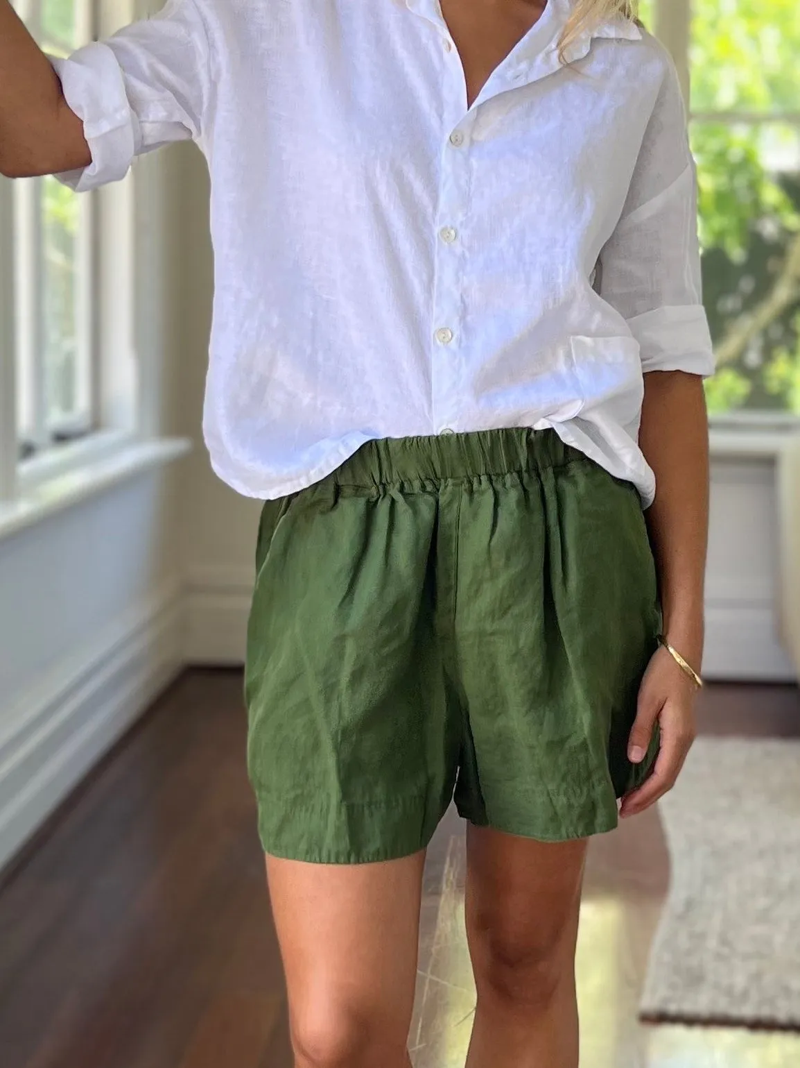 abbey short - moss linen